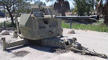 Буксируемая зенитная установка Bofors L/70 (Швеция)