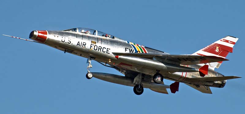 Истребитель-бомбардировщик F-100 «Super Sabre» (США)