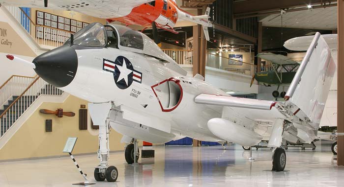 Палубный истребитель Vought F7U Cutlass (США)